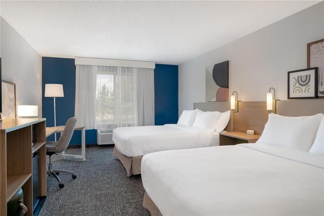 2 QUEEN BEDS MOBILITY ACCESSIBLE WITH BATHTUB