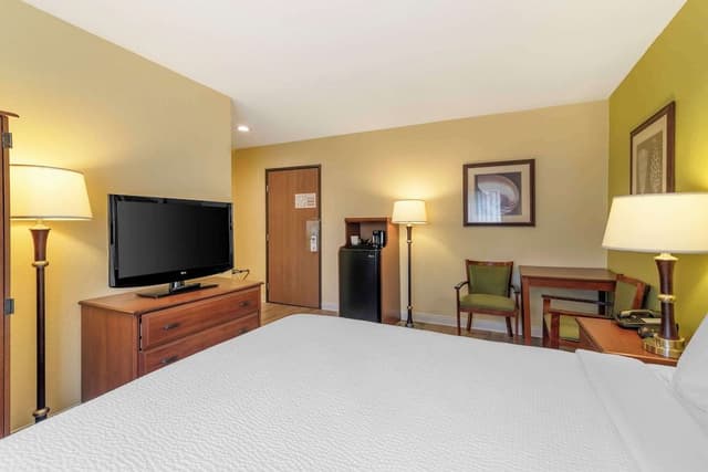 Standard Room, 1 Queen Bed, Non Smoking, Refrigerator