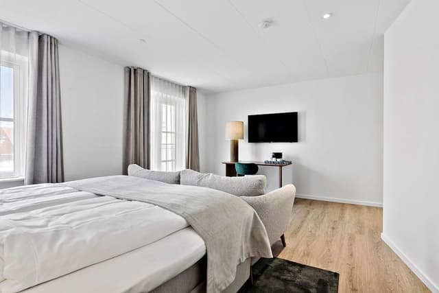 Superior Room, 1 King Bed, Non Smoking (with Single Sofabed)