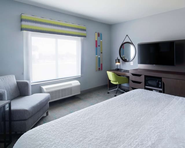 1 KING BED STUDY WITH SOFABED NONSMOKING