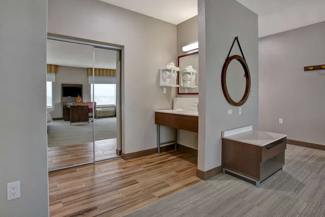 2 QNS MOBILITY/HEARING ACCESS TUB STUDIO NS