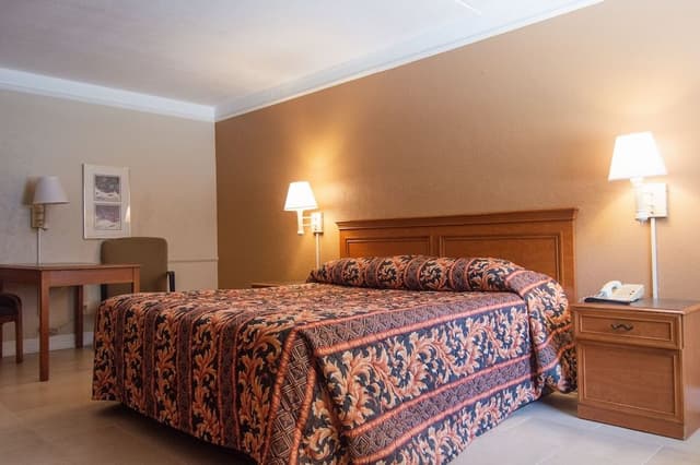Standard Room, Smoking
