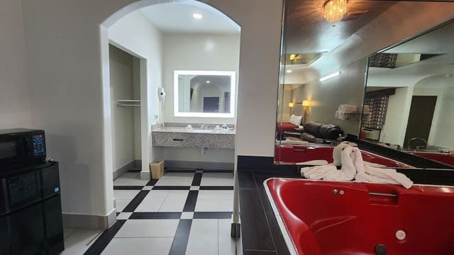 Presidential Suite, 1 King Bed, Smoking, Hot Tub