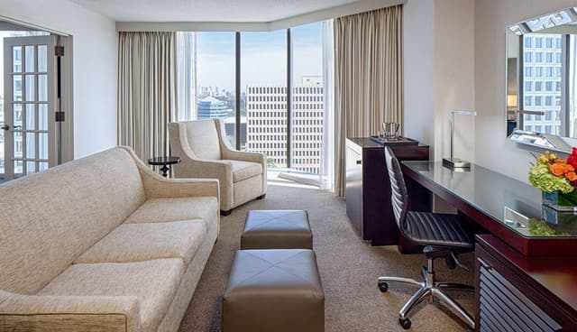 1 KING DELUXE SUITE NONSMOKING