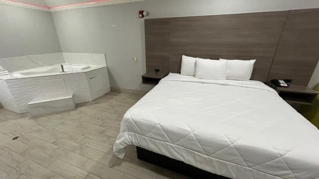King Bed Non-Smoking with Jetted Tub