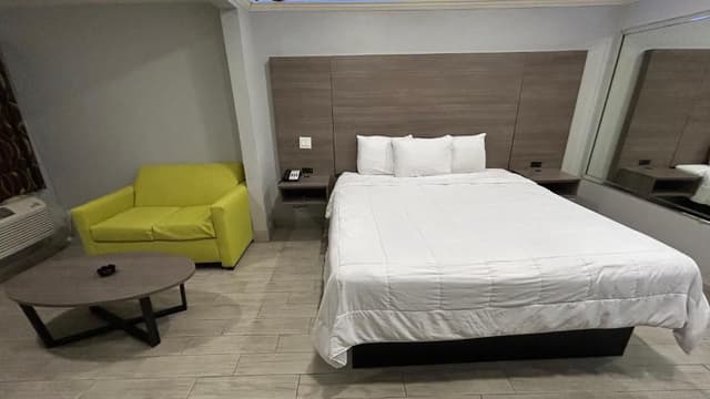King Bed with Kitchenette Non-Smoking