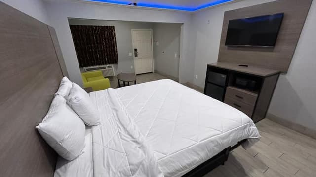 King Bed with Kitchenette Non-Smoking