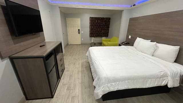 King Bed with Kitchenette Non-Smoking