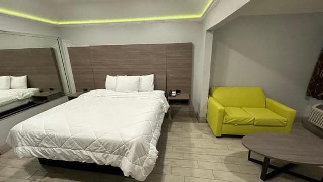 King Bed with Kitchenette Non-Smoking
