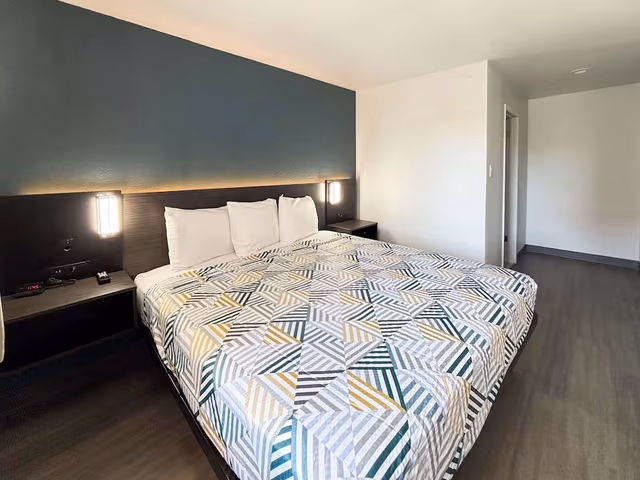 Standard Room, 1 King Bed, Non Smoking, Kitchenette