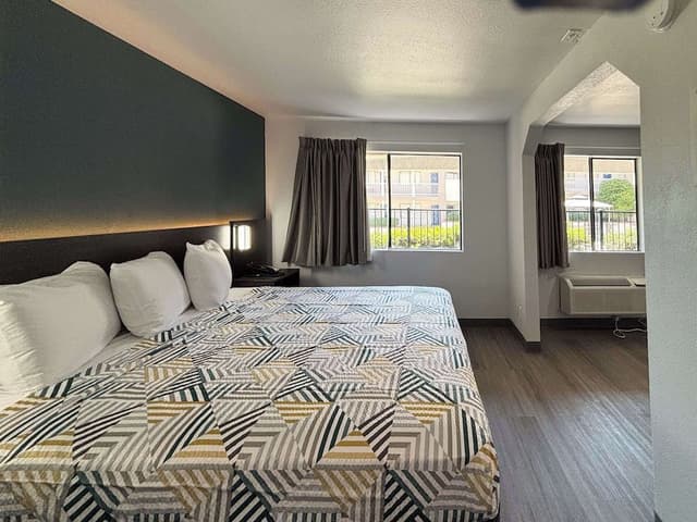 Standard Room, 1 King Bed, Non Smoking, Kitchenette