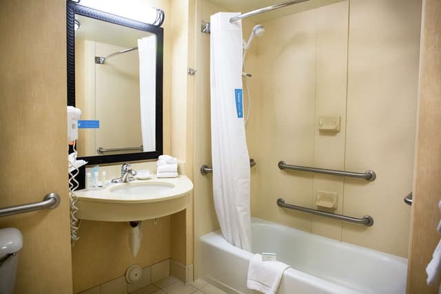 2 QUEENS MOBILITY/HEARING ACCESS TUB NOSMOK