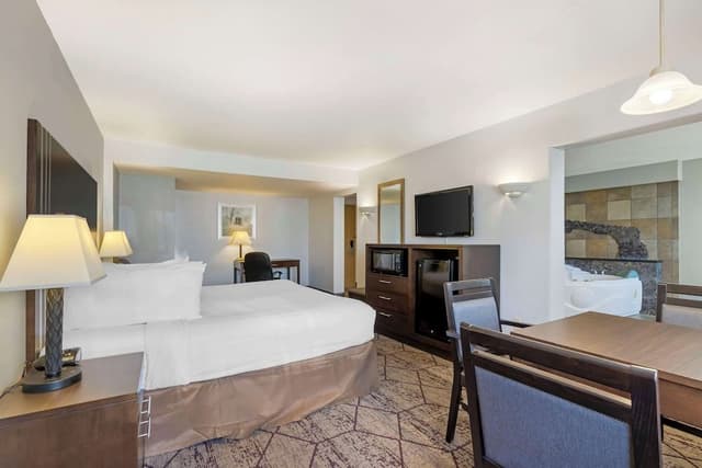 Suite, 1 King Bed, Non Smoking, Hot Tub