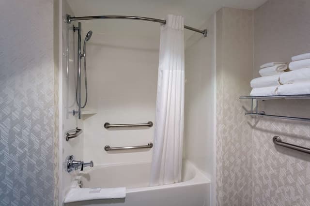 2 QUEENS MOBILITY/HEARING ACCESS TUB NOSMOK