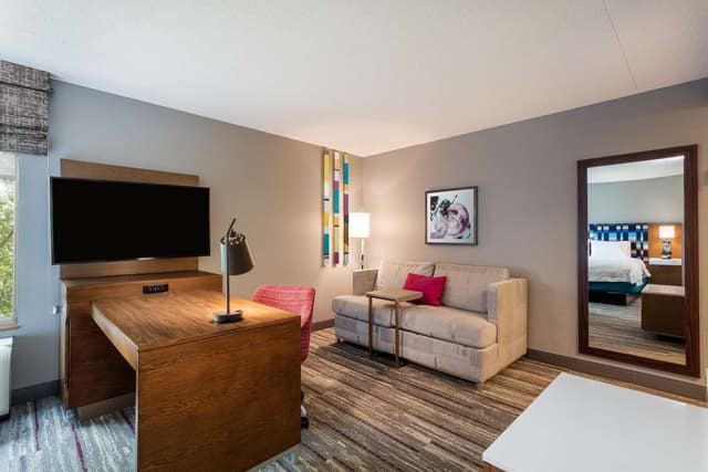 1 KING BED STUDIO SUITE NONSMOKING