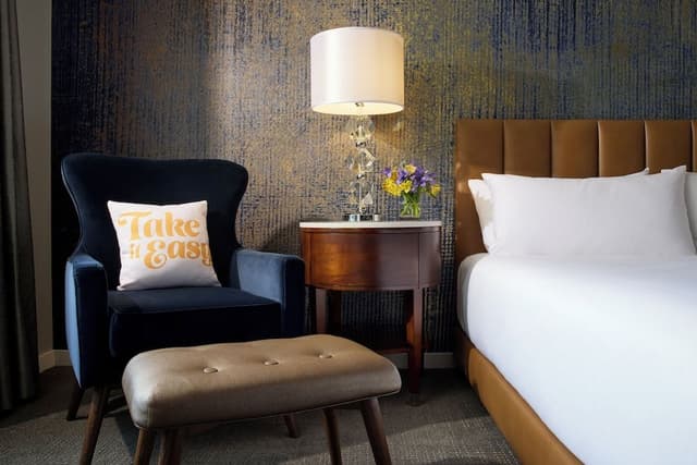 Classic King Mobility-Accessible Guest Room With Tub
