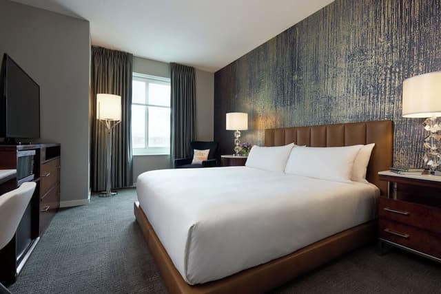 Classic King Mobility-Accessible Guest Room With Tub