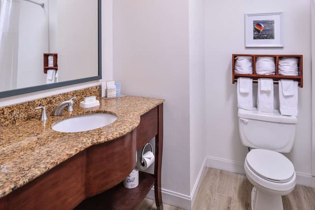 2 QN HEARING ACCESSIBLE INTERIOR ENTRANCE NS