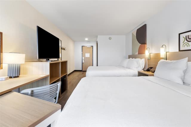2 QUEEN BEDS