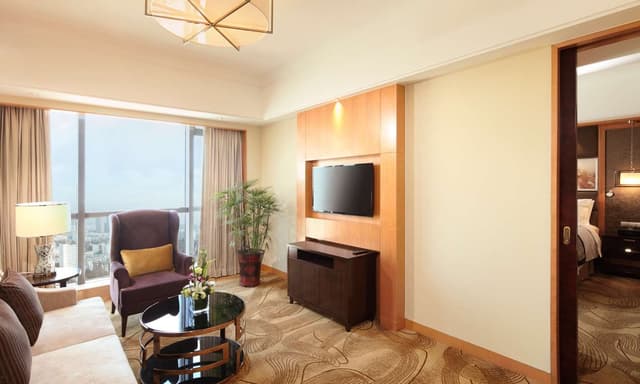 KING ONE BEDROOM SUITE WITH LOUNGE ACCESS