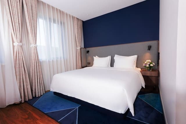 Standard Room, 1 King Bed, City View (High Floor)