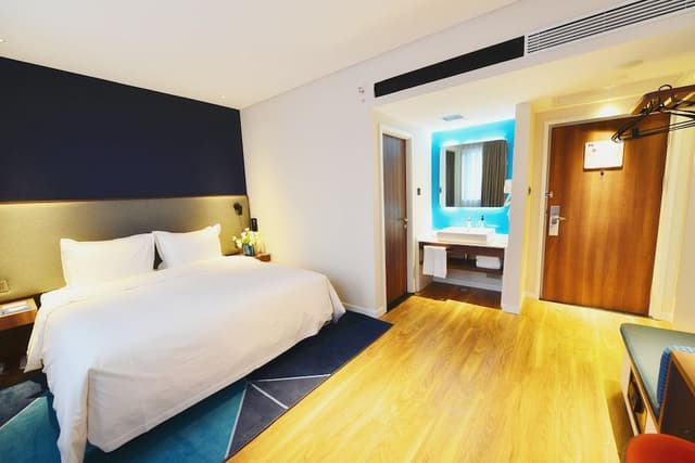 Standard Room, 1 King Bed, City View (High Floor)
