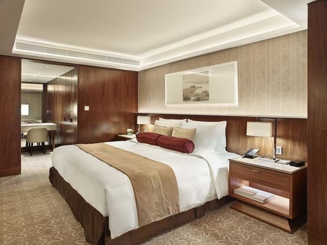 Club Premier Suite River View King Bed
