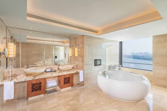 Club Premier Suite River View King Bed
