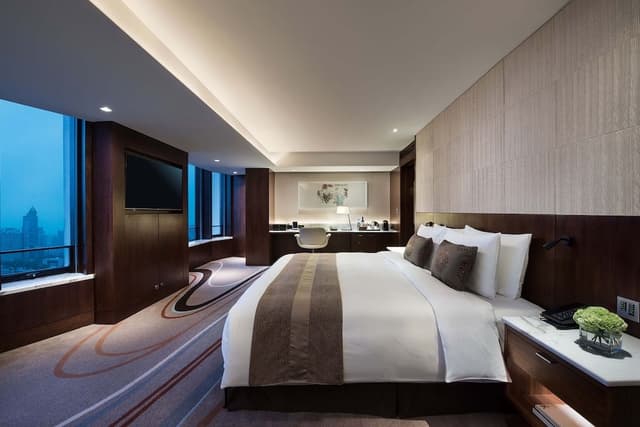 Club Deluxe Room City View King Bed