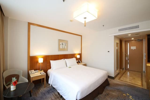 Deluxe Queen Room