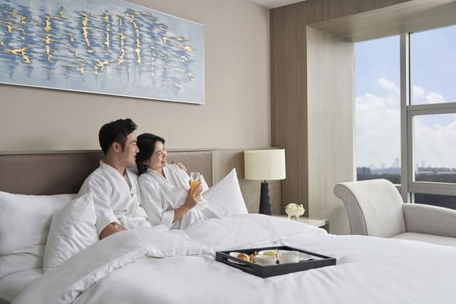 Business Room, 1 King Bed, City View