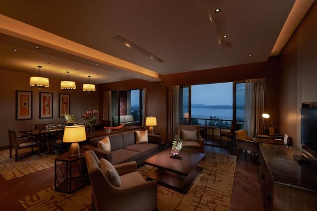 KING ONE BEDROOM DELUXE SUITE W/LOUNGE ACCESS