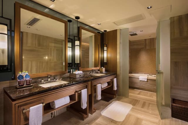 KING ONE BEDROOM DELUXE SUITE W/LOUNGE ACCESS