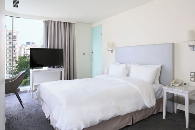 Corner Room, Bathtub, City View