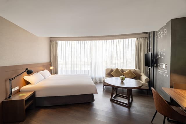 Deluxe Queen Room with View