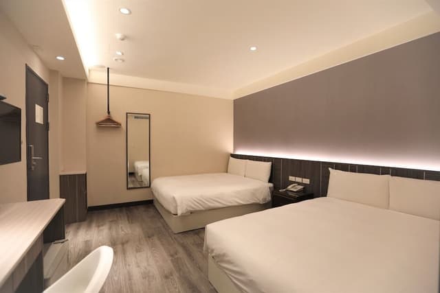 Standard Quadruple Room, No Windows