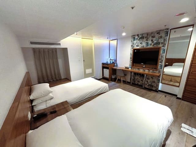 Standard Twin Room, No Windows