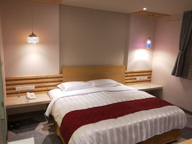 New-Business Queen Bed Room