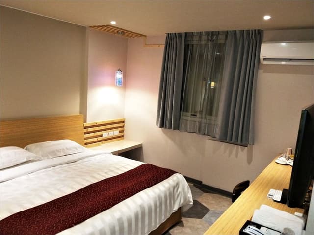 New-Business Queen Bed Room