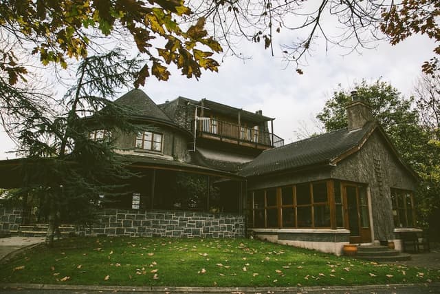 Red Oaks Residence
