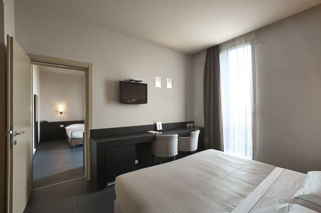 Family Room, Connecting Rooms