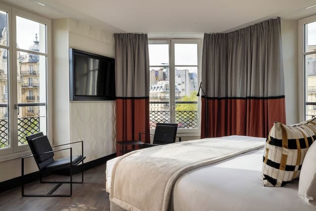 Junior Suite Eiffel Tower View
