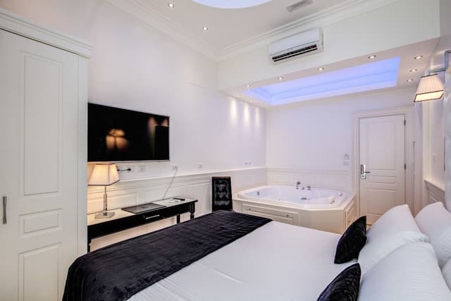 Suite, Jetted Tub