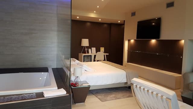 Suite, Hot Tub