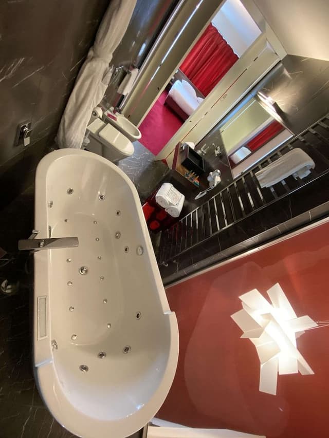Junior Suite, 1 King Bed, Jetted Tub