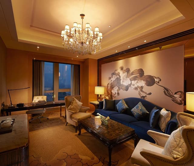 ONE BEDROOM DELUXE KING SUITE W/LOUNGE ACCESS