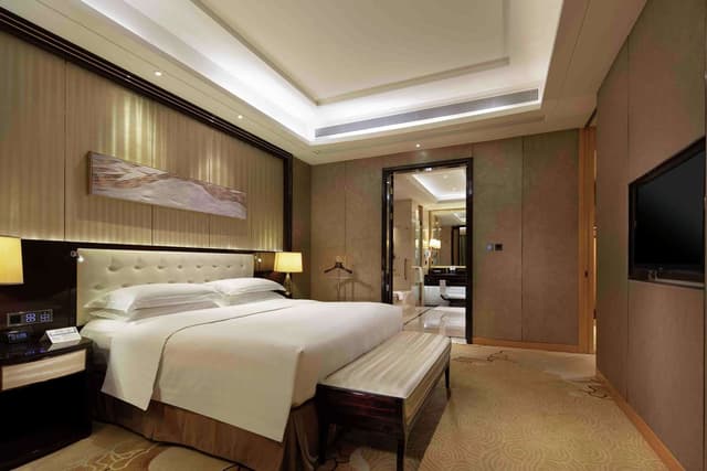 ONE BEDROOM DELUXE KING SUITE W/LOUNGE ACCESS