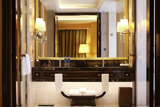 ONE BEDROOM KING SUITE WITH LOUNGE ACCESS