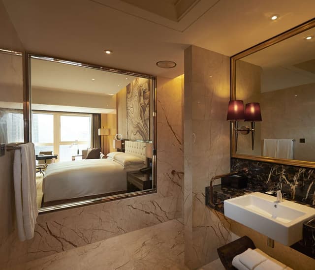 KING ACCESSIBLE GUEST ROOM W/ ROLL IN SHOWER