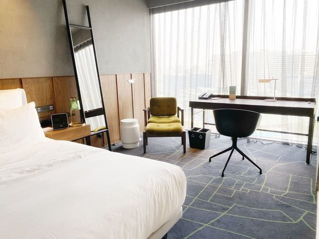 Deluxe Room, 1 King Bed, City View